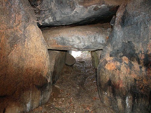 4: Et kig ud gennem kammergangen fra dyssens gravkammer. Nøglestenen er den flade vandretliggende sten i loften ved overgangen til kammeret.