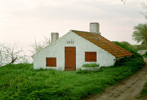 Kalkovnens tilstødende lager og fyrrum set fra nord. Foto: Jørn Enevoldsen, Ballen.