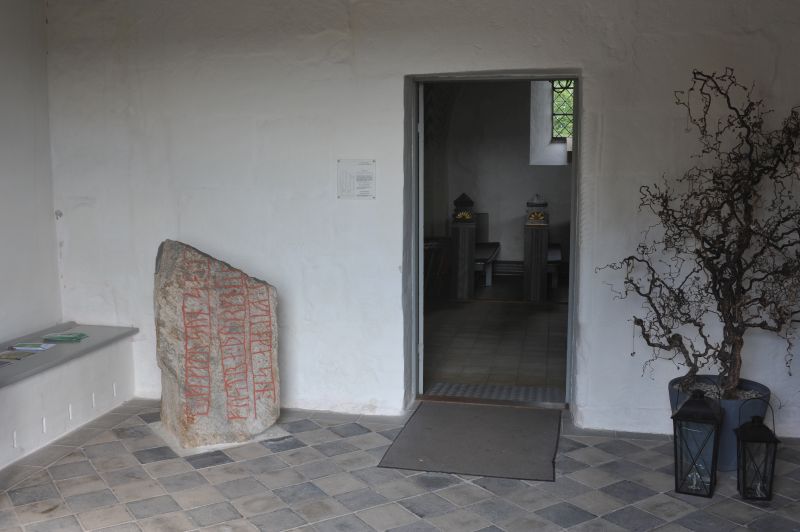 Runestenen i våbenhuset.