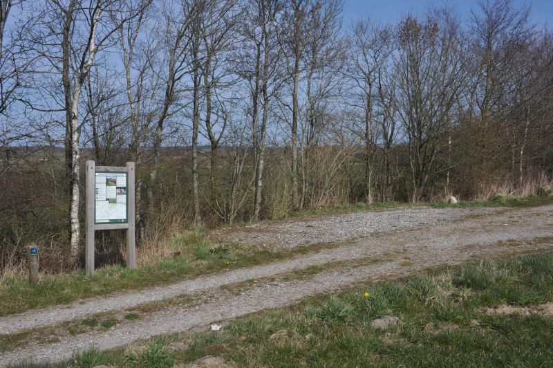 P-plads ved grusvejen nord for Enslev med oversigtstavle.