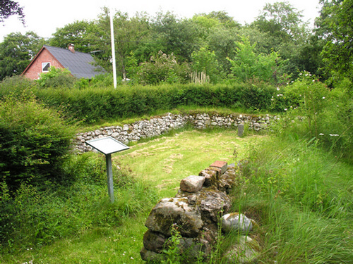 Ruin og infotavle set fra sydvest.
