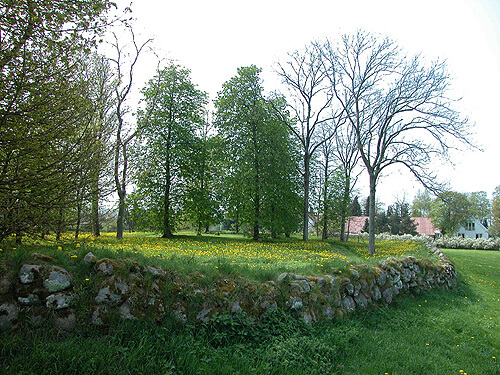 Kirkestedet fremstår nu mest som et bynært parkområde afgrænset af det gamle stendige. Her set fra nordvest.