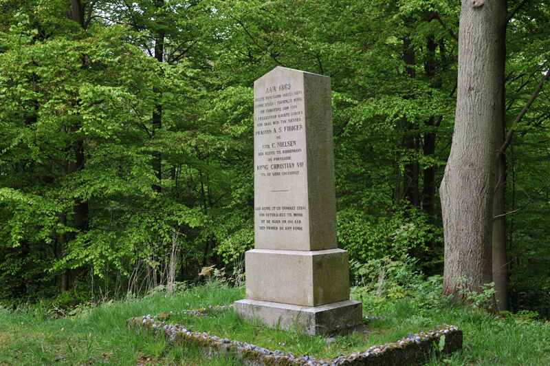 6: Mindestenen på højen top blev rejst i 1869 til mind om skovens frikøbelse 1769.