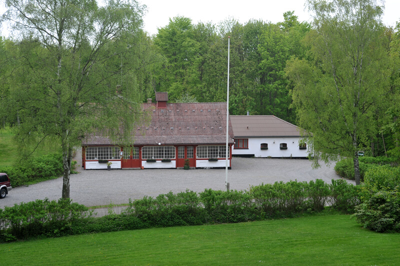 7: Udsigt fra den store høj over den idylliske Skovpavillion på samlingspladsen.