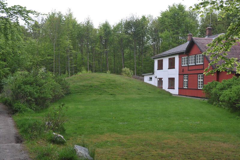 8: Flere gamle gravhøje ligger helt ind til Skovpavillionen.