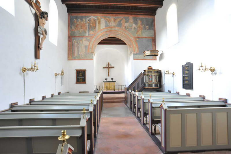 Fjenneslev kirkes smukke kor og kirkeskib.