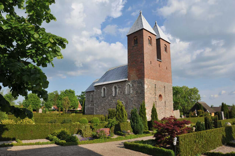 2: Fjenneslev Kirke med de karakteristiske to tårne set fra nordvest
