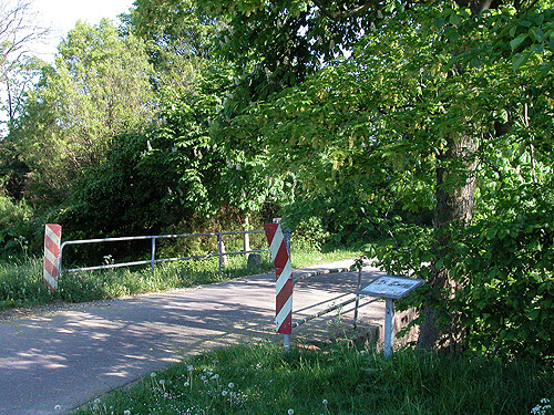 I dag fører broen en cykel- og gangst over Egåen. Tidligere var det en af områdets mange mølleveje.