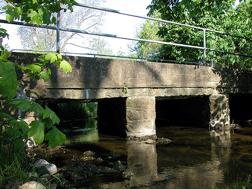 Østfacaden af broen er i dag delvist skjult under moderne beton.
