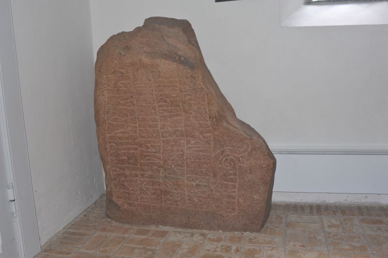 Runestenen i kirkens våbenhus.