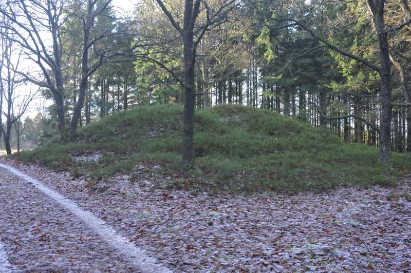 De store gravhøje har også fungeret som pejlemærker for færdslen over den øde hede.
