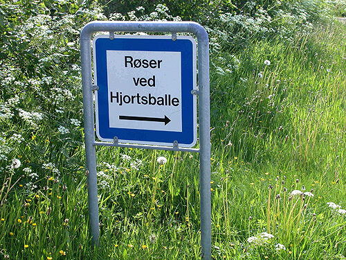 Henvisningsskiltet mod Hjortsballe oldtidsmarker ved Sepstrupvej.