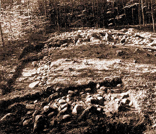 Langdyssen under udgravning 1976. Bemærk højens stenpakning. Foto T. Madsen, Moesgård