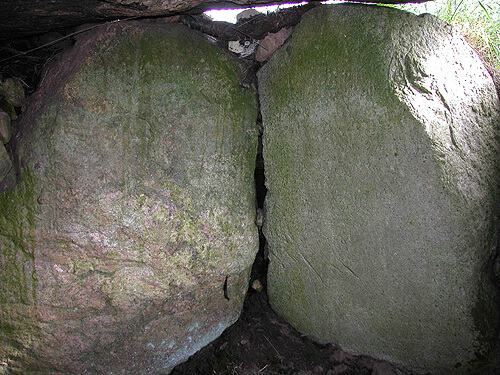 De tætstillede bæresten i langdyssens gravkammer vender den flade side mod kammeret, og danner sammen med den store dæksten et helt forseglet rum.