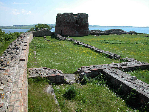 Ruiner indenfor den nord&oslash;stlige ringmur og Kal&oslash;-borgens t&aring;rn set fra nordvest.