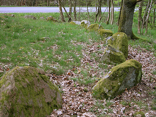 Indenfor randstenskæden ses bunden af den forseglende høj stadig.