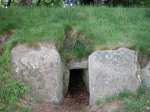 Indgangsåbning til det vestlige af de to gravkamre.