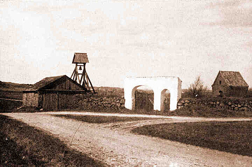Krogsbæk Kirke før nedriv- ningen i 1901. Her fra sydøst med den tidligere lade i stendiget. Foto: Nationalmuseet.