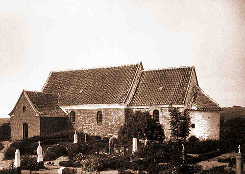 Krogsbæk Kirke før nedrivningen i 1901. Her set fra sydøst. Gravene på kirkegården ligger der stadig, men alle gravsten er nu forsvundet.(Foto: Nat.museet)