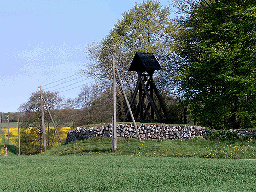 Klokkestablen på gravhøjen langs det sydlige kirkegårdsdige set fra sydøst.