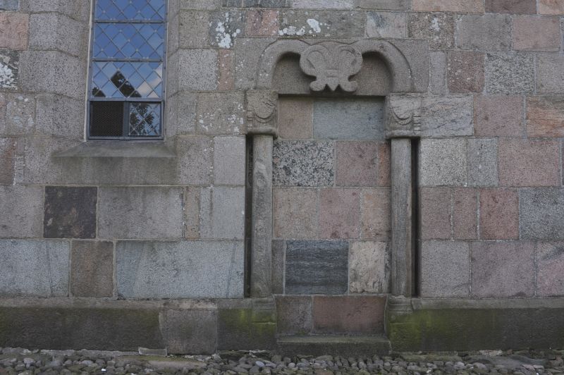 Tilmuret indgang i nordsiden.