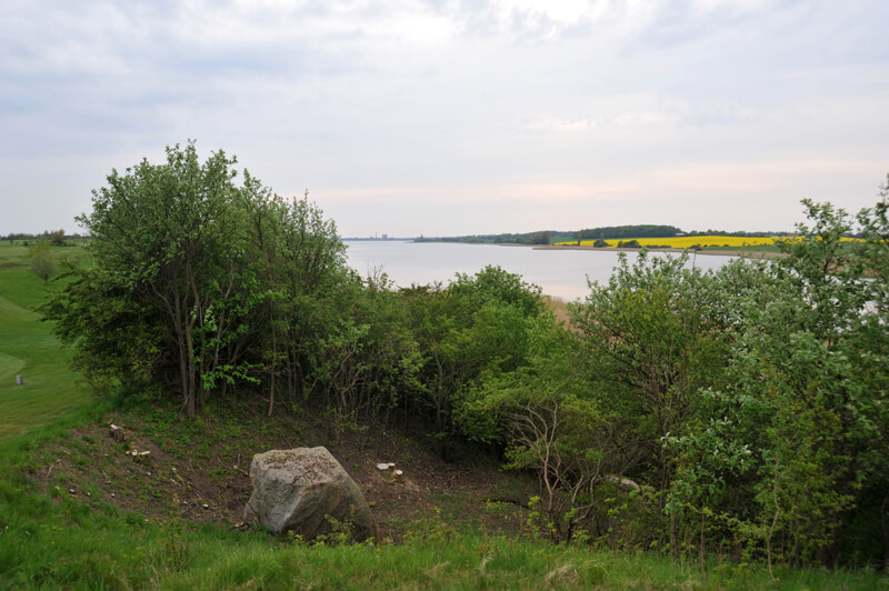 4: Den ca. 70 tons tunge sagnsten i afgravningsbrinken lige vest for Lillehøj ligger med flot udsigt over Stege Nor.