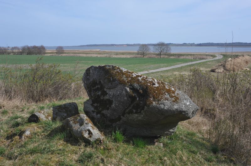 Nørstenen med udsigt mod øst over engene langs Randers Fjord.