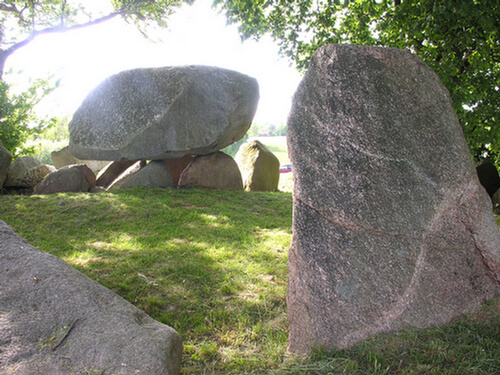 Dyssekammeret set fra nord gennem randstenene langs nordsiden.