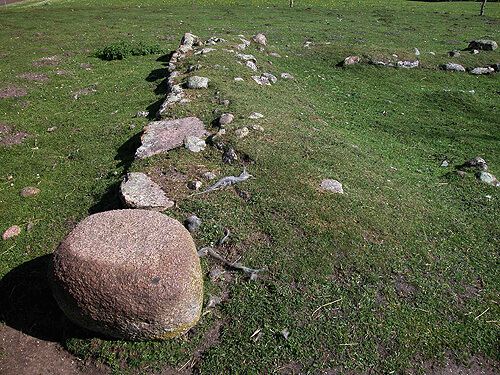 Naturstenfundament til kirkeskibets vestgavl set fra syd.
