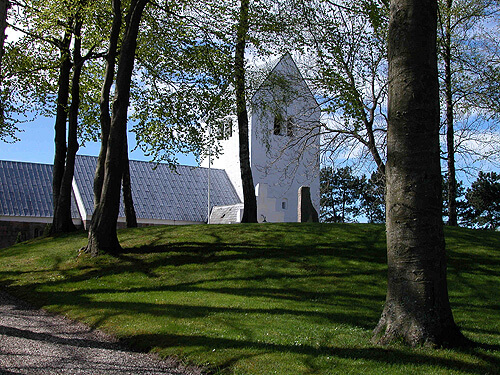 1: Gravhøjen på Rimsø kirkegård set fra nordøst. Omkring 100 danske kirker har tilsvarende hedenske gravhøje ved kirken.