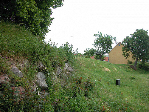 Stensætninger i nordvest-enden af byvolden.