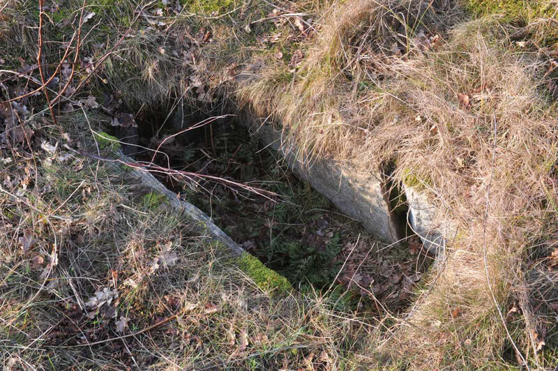 2: Stenbygget kiste i en af de vestlige høje på området. Nu åbnet og sikkert anlagt i midten af bronzealderen for ca. 3.000 år siden.