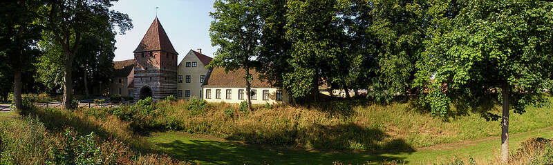 Panorama over byvolden og graven udenfor Mølleport.
