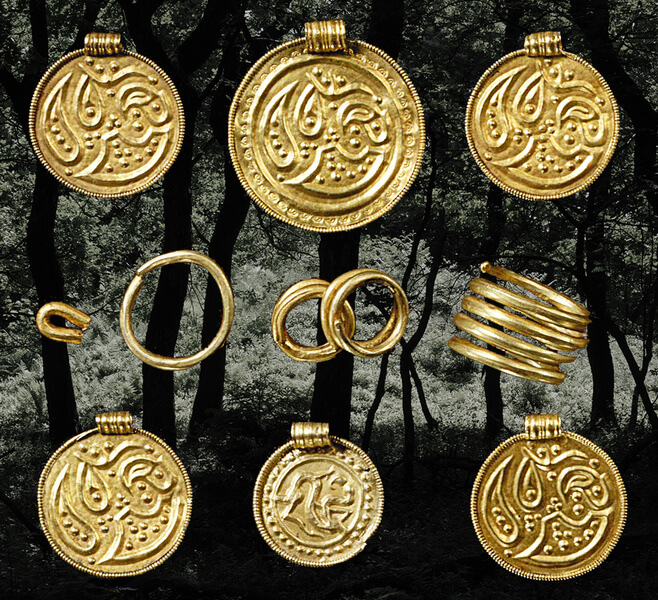 3: Skattefund fra en af de nu sløjfede gravhøje i Stenholt Krat med guldbreakteater og ringguld (foto Nationalmuseet).