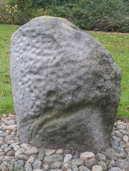 5: Skålsten fra Stenholt Krat - Nu opsat i mindelunden ved Kragelund Kirke.