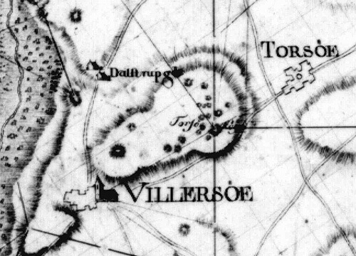 2: Udsnit fra Videnskabernes Selskabs kort med Thorsø Høje fra 1784. Kortet er det ældste detaljerede danmarkskort, og angiver da 21 gravhøje på bakketoppen.