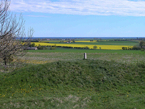 Fra Thorsø høje er der en flot udsigt over det omliggende landskab og Kattegat.