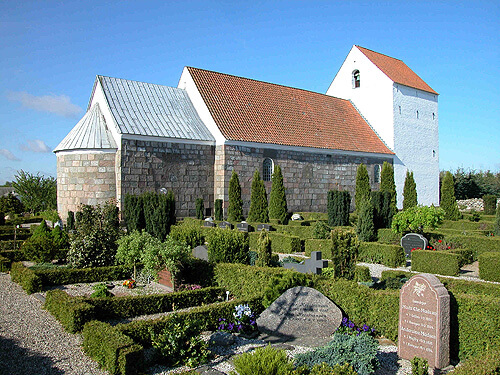 N&oslash;rager Kirke - En af Djurs- lands mange smukke kvaderstens- kirker.