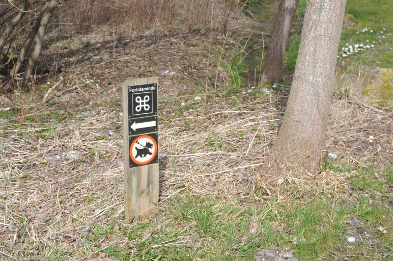 Skiltning viser vej til voldstedet vest for Kærby Mølle.