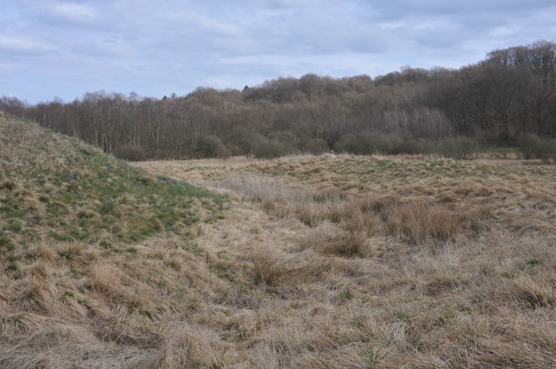 Ulvholm voldsted på det såkaldte "original 1-kort" fra 1816. Bemærk det naturlige slyngede forløb af Kastbjerg Å før den i nyere tid blev reguleret i forbindelse med dræning og opdyrkning af engen. Voldstedet er på dette kort kun angivet med ydre vold til tre sider, men højdescanningen ovenfor viser også en mindre vold og grav mod nord.