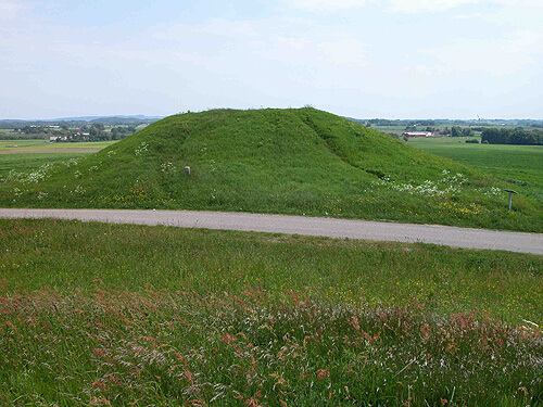 5: Den sydligste af Vinding Ottehøje - her set fra nord - hvorfra det omliggende landskab let overskues.