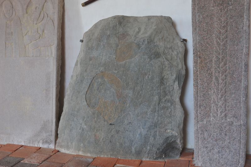Virring-runestenen i kirkens våbenhus har en fortid som tærskelsten i kirken, hvor den fandtes i 1865.