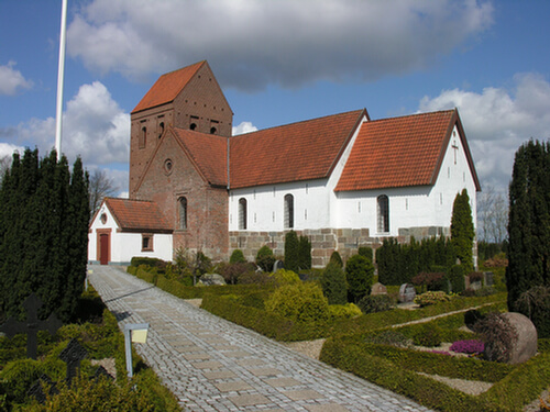 Vorbasse kirke set fra hovedindgangen i sydøst.
